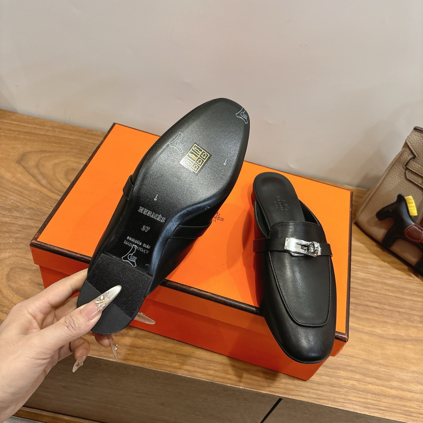 Hermès Oz Mule من تحت