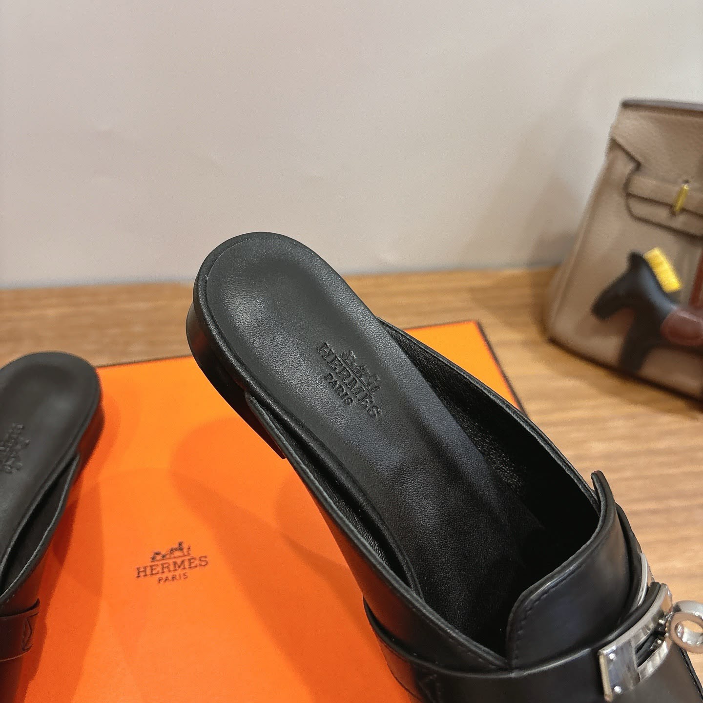 Hermès Oz Mule الشعار